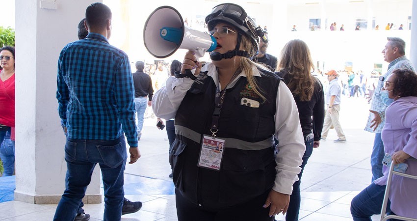 Más de 500 personas participan en simulacro de sismo realizado en el Palacio Municipal de La Paz