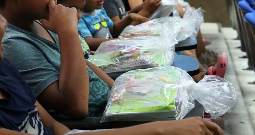 Entrega UABCS paquetes escolares a niñas y niños tepejanos radicados en BCS como parte de una campaña social