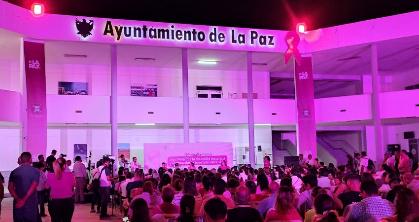 Se ilumina el Ayuntamiento de La Paz para hacer conciencia sobre el cáncer de mama