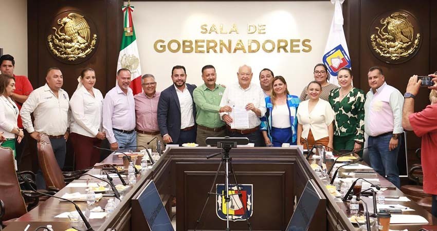 Recibe gobierno estatal pliego petitorio para revisión salarial 2024
