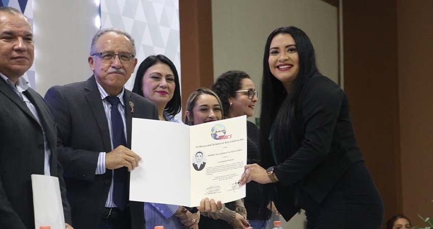 Entregan títulos a una generación más de egresados y egresadas de la UABCS