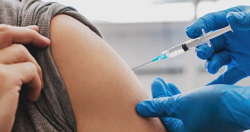 IMSS exhorta a población a vacunarse contra covid-19 e influenza estacional