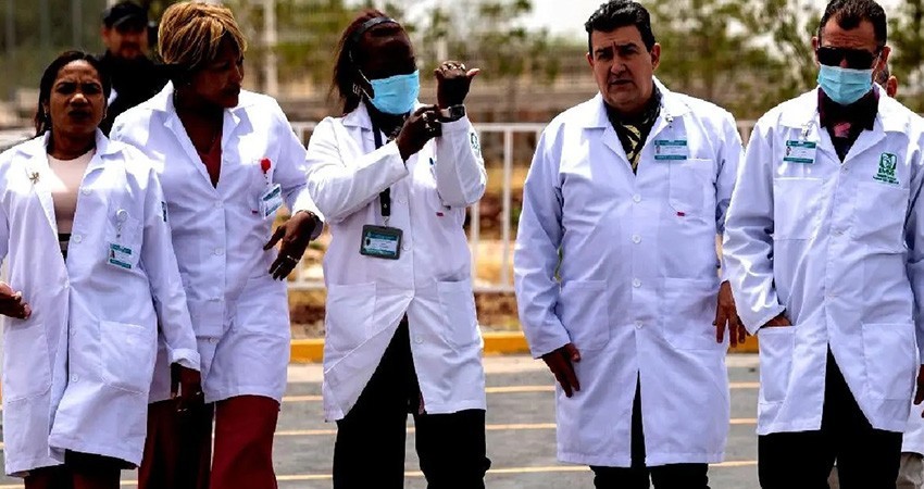 Llegan a México 199 médicos cubanos; trabajarán en hospitales del IMSS Bienestar