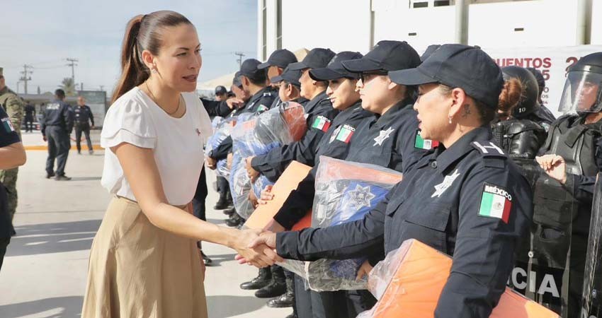 Entrega Milena Quiroga uniformes y equipamiento a la Policía Municipal de La Paz