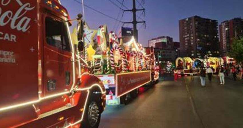 Denuncian caravanas navideñas de Coca Cola por violar la ley y fomentar consumo de refrescos