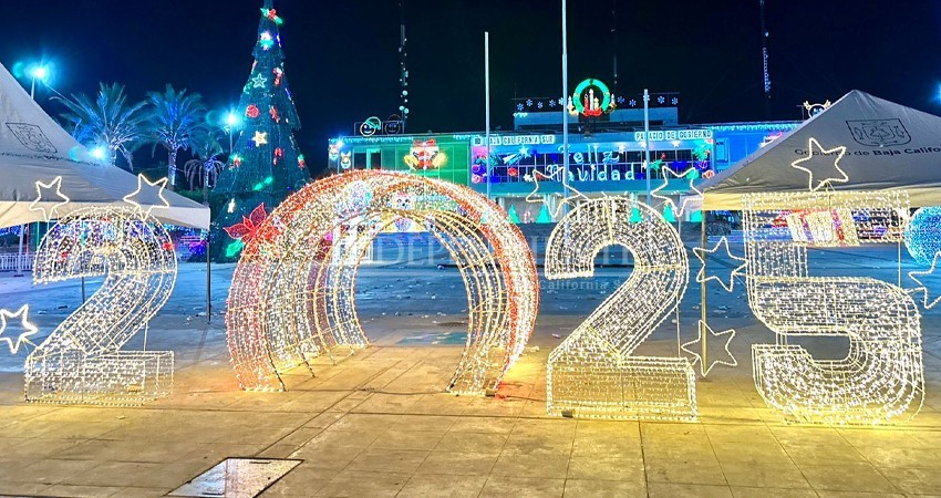 Con una verbena popular, encienden las luces navideñas del palacio de gobierno de BCS