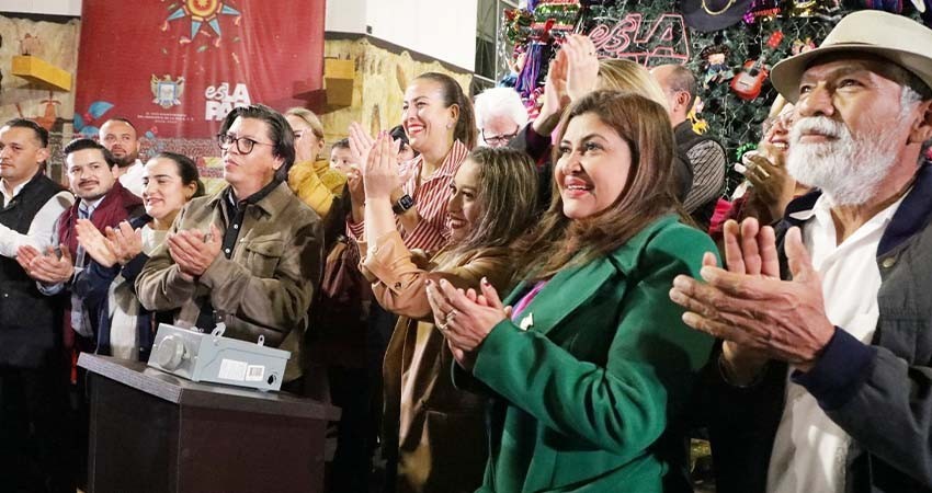 Milena Quiroga enciende las luces navideñas en Palacio Municipal