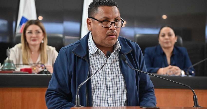 Pensando en las nuevas generaciones, se compromete el diputado Martín Escogido a socializar Efemérides