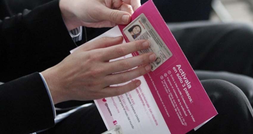 Crece credencialización de mexicanos en el exterior; INE ha entregado 1.6 millones de plásticos