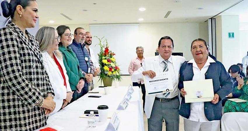 Entrega el gobierno de BCS reconocimiento al personal de salud
