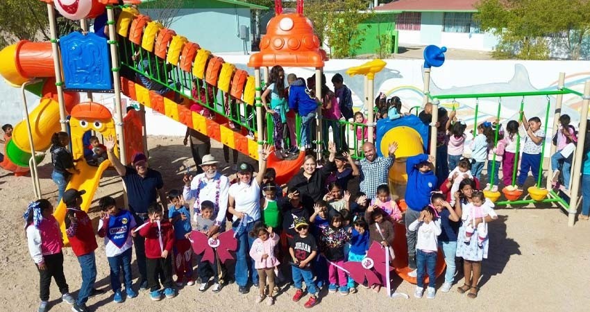 La alcaldesa Milena Quiroga entrega juegos infantiles en cinco colonias de La Paz