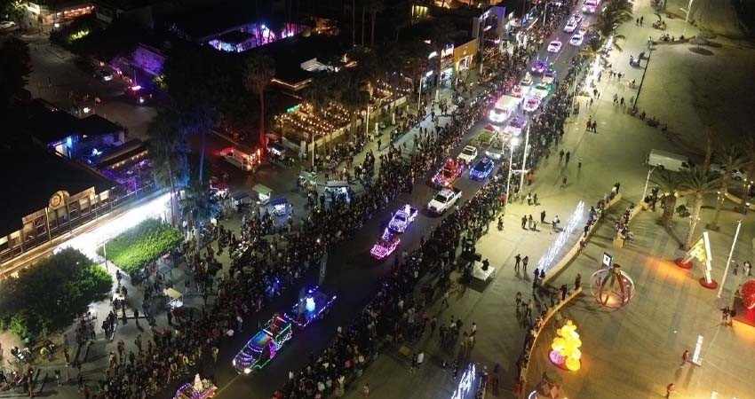 Más de 10 mil personas asisten al desfile navideño en el malecón de La Paz