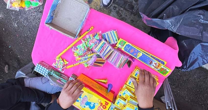 Protección Civil de La Paz supervisa la venta de pirotecnia en puestos semifijos