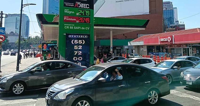 Sheinbaum rechaza 'gasolinazo' para 2025; habrá revisión de precios
