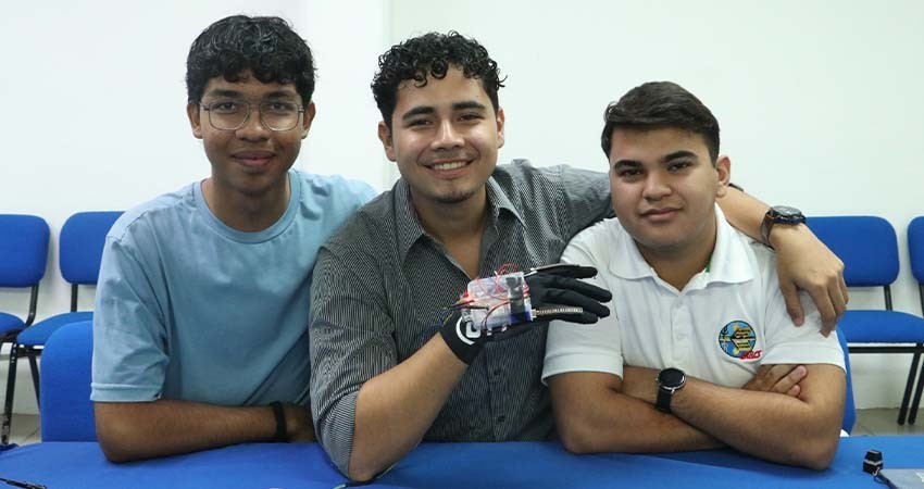 Estudiantes de UABCS desarrollan “Signum auxilium”, un dispositivo para fortalecer la seguridad de las mujeres