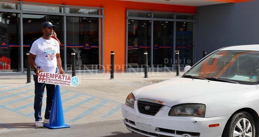 Advierte IMDIS sobre multas por mal uso de tarjetón azul para estacionamiento reservado