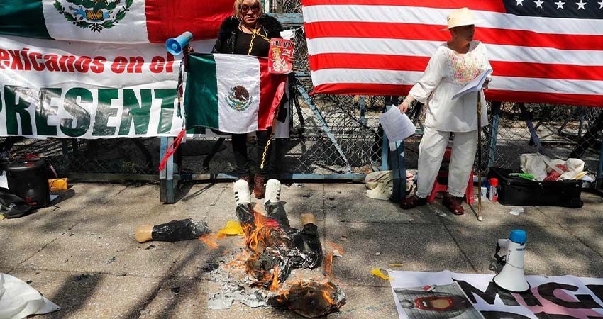Activistas queman piñata de Trump frente a Embajada de EE.UU. en México