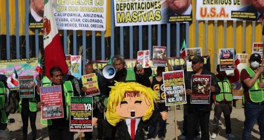 Migrantes protestan y dan nalgadas a piñata de Trump frente al muro fronterizo