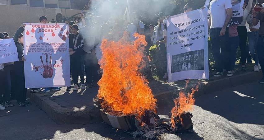 Miles marchan pidiendo alto a violencia; queman piñata de Rocha exigiendo su renuncia