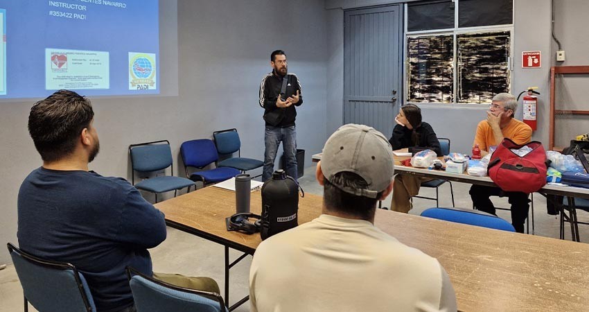 Capacitan a instructores de talleres culturales en la UABCS sobre primeros auxilios