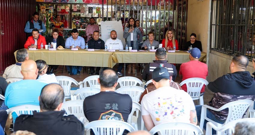 Realizan reunión informativa con locatarios de los mercados municipales