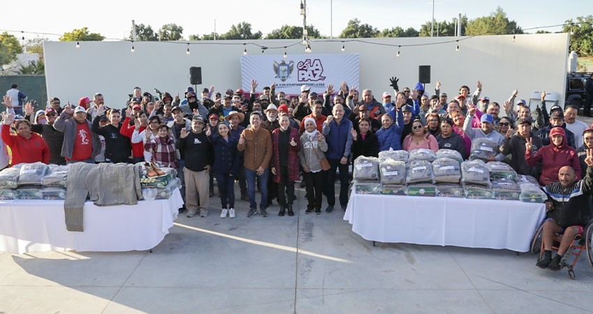 Entrega Milena Quiroga uniformes a personal de parques y jardines