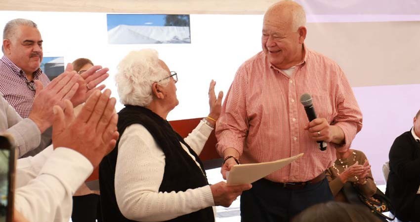Entrega el Gobernador apoyos para actividades productivas, así como beneficios para mejorar la atención a la salud