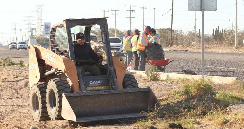 Retira el Ayuntamiento de La Paz más de 4 toneladas de residuos en la salida a carretera al sur
