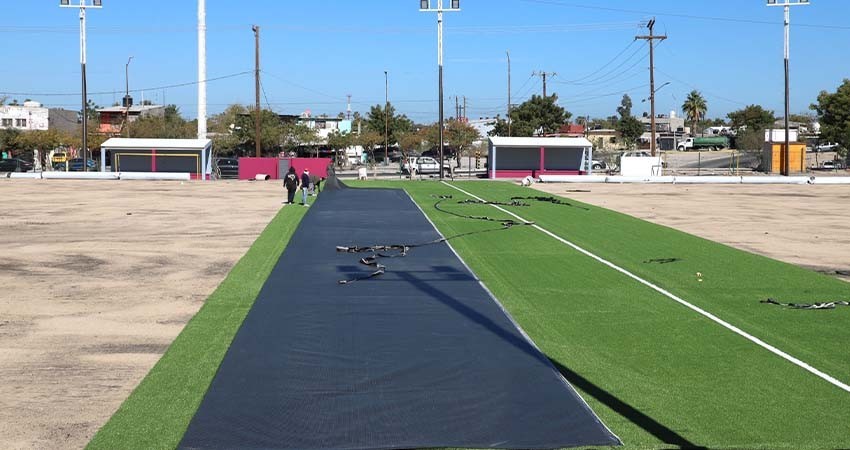Colocan nuevo pasto sintético al campo de la 20 de noviembre en La Paz