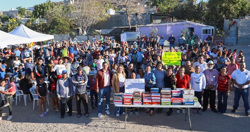 La alcaldesa de La Paz hizo entrega apoyos a familias de la colonia Vista Hermosa