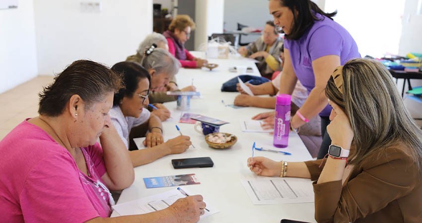 Mujeres de la tercera edad reciben plática sobre violencia de género