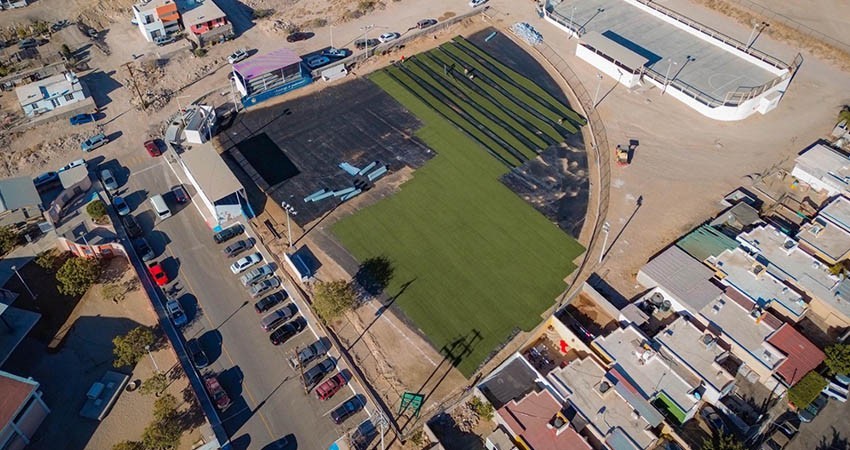 Arranca la instalación del pasto sintético en el campo infantil de béisbol en Mulegé