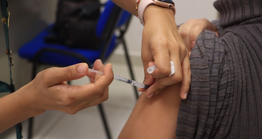 UABCS apoya campaña de vacunación pública coordinada por IMSS