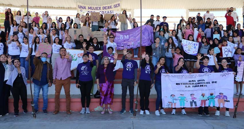 Marchan estudiantes de la delegación de Los Planes por Derechos de las Mujeres