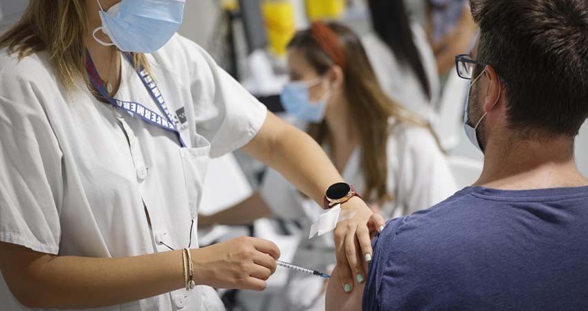 Confirman que personas vacunadas tienen menor riesgo de sufrir covid prolongado