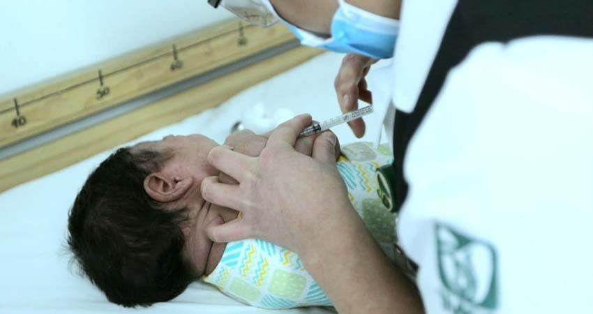 IMSS llama a vacunarse contra tos ferina; a estas personas se les aplica el biológico