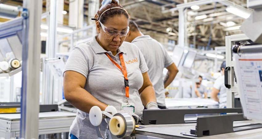 CCE ofrece casi 60,000 empleos para mexicanos repatriados de EU