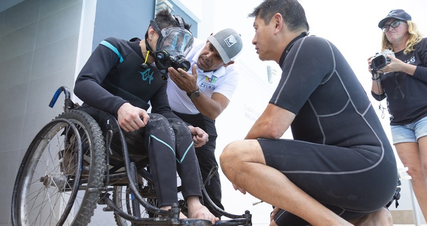 Personas con discapacidad participan en jornada de buceo inclusivo