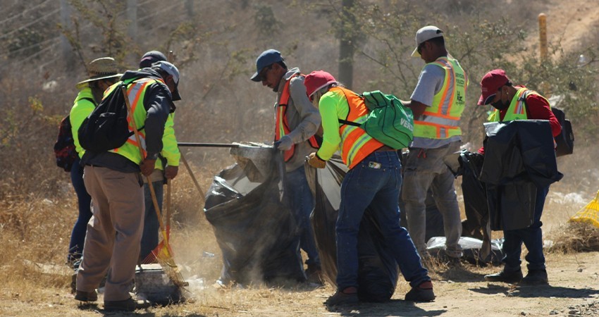 Recolectan más de una tonelada de residuos en carreteras de La Paz