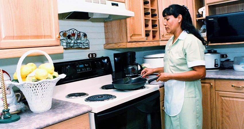 Más del 96 por ciento de trabajadoras del hogar labora sin un contrato por escrito