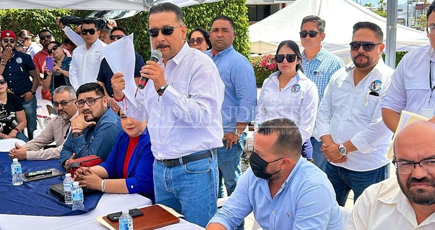 Burócratas rechazan propuesta de incremento salarial; asamblea entra en receso