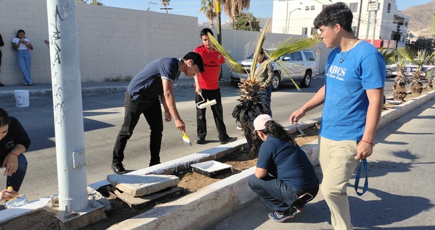 Estudiantes de UABCS Los Cabos adoptan camellón vial para su rehabilitación y cuidado permanente