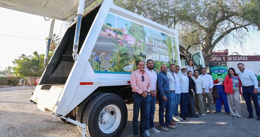 Encabeza la alcaldesa de La Paz la entrega de tres camiones recolectores de basura y una barredora