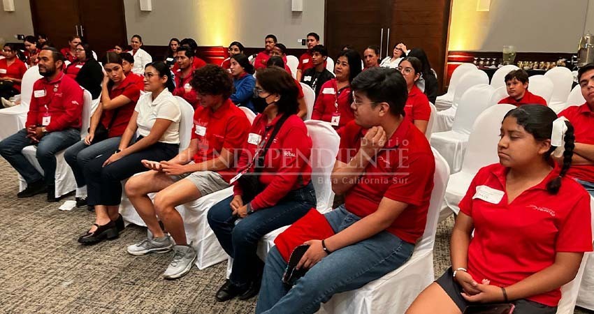 Fundación y banco becan a 100 jóvenes de Los Cabos para que continúen sus estudios