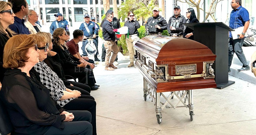 Trabajadores de PGJE rinden homenaje al comandante Ulises Cota Montaño