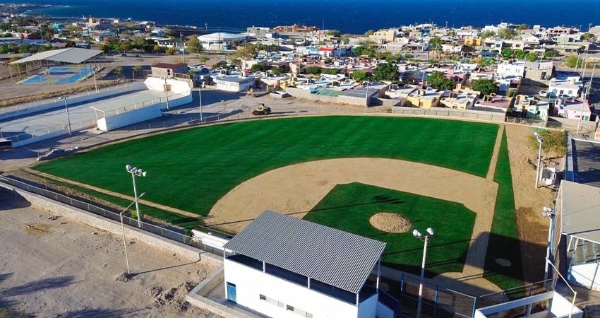 Entregará ayuntamiento de Mulegé campo de béisbol infantil empastado en nueva Santa Rosalía