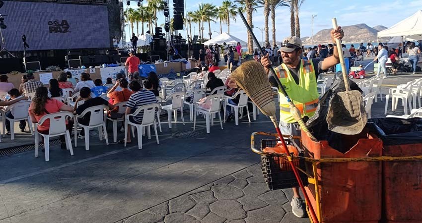 Brigadas de Servicios Públicos mantuvieron limpio el malecón durante las fiestas de fundación