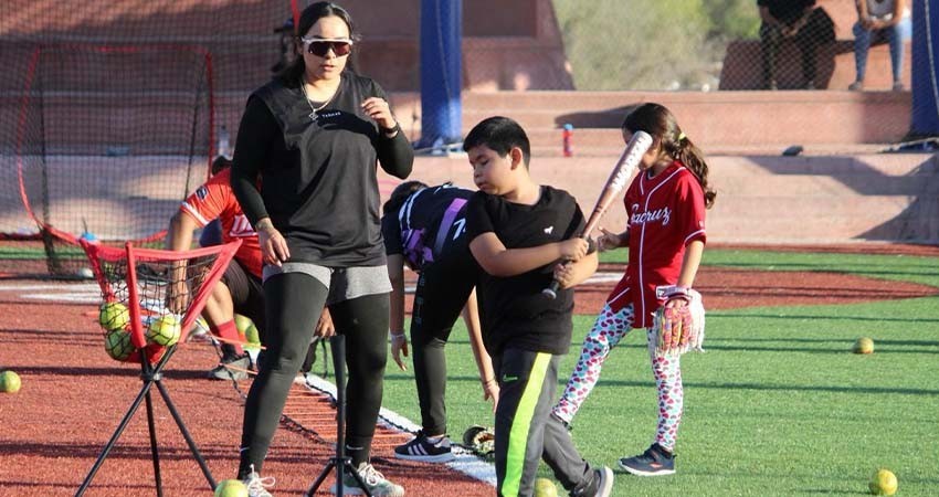Imparten clases de sóftbol a niñas y niños en el CDM “El Piojillo”