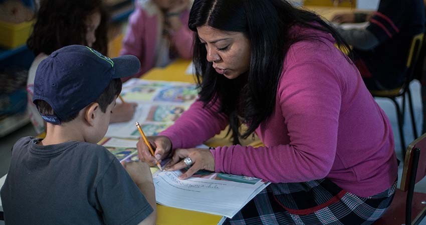 Brecha salarial por género en docencia es de casi 3,000 pesos