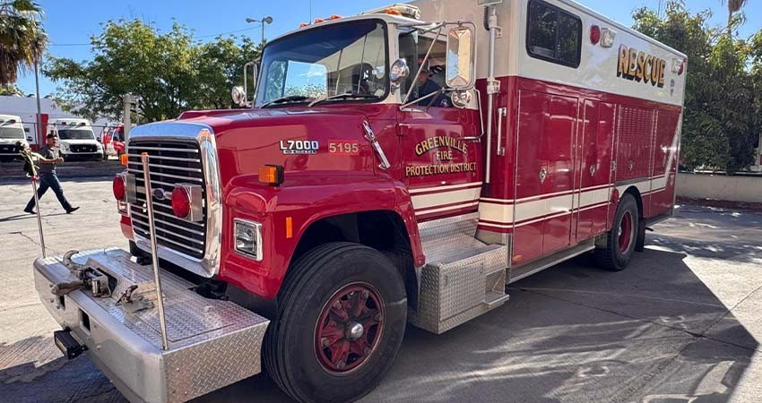Bomberos de La Paz reciben en donación camión de rescate